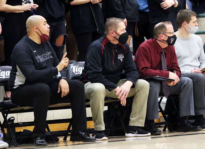 Tualatin.Tigard.boys-basketball.Dan-Brood.18